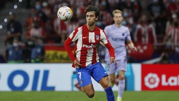 João Félix controla el balón contra el Barcelona.