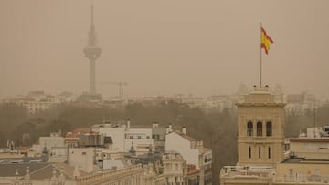 Calima desde la terraza del Círculo de Bellas Artes, a 15 de marzo de 2022, en Madrid (España). Madrid se ha despertado la mañana de hoy con un fenómeno meteorológico inusual generado por una elevada cantidad de polvo en suspensión proveniente del Sáhara. Este insólito hecho ha provocado una disminución en la calidad del aire así como arena en las calles, un cielo de tonos rojizos y subida de temperaturas. La situación estará extendida por toda la península durante el día de hoy.
15 MARZO 2022;LEON;CONGRESO;CALIMA;POLVO;SAHARA
Carlos Luján / Europa Press
15/03/2022