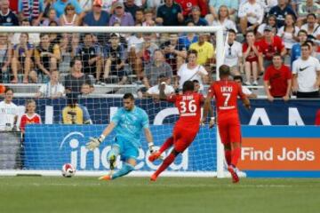 0-1. Jonathan Ikone anot¨® el primer gol.