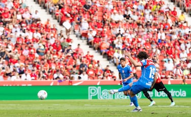 Estirada felina de Leo Román,  portero del Mallorca, adivinando el disparo a Julián Alvarez. El argentino disparó tenso y a la derecha pero el portero se hizo enorme para sacarla a dos manos.