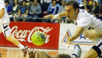 <b>AL SUELO. </b>El barcelonista Sorhaindo se resbala delante de Jurkiewicz, que evita el pase del pivote.