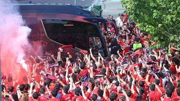 Aficionados rojillos recibiendo al autob¨²s a su llegada a El Sadar en el ¨²ltimo partido de la pasada temporada.