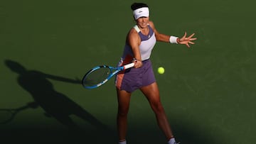 Garbiñe Muguruza devuelve una bola ante Veronika Kudermetova durante su partido en el Dubai Duty Free Tennis en el Dubai Duty Free Tennis Stadium de Dubai, United Arab Emirates.