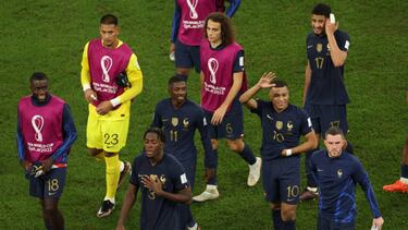 Players of France acknowledge the crowd after being defeated 1-0 by Tunisia during the Qatar 2022 World Cup Group D football match between Tunisia and France at the Education City Stadium in Al-Rayyan, west of Doha on November 30, 2022. (Photo by Adrian DENNIS / AFP) (Photo by ADRIAN DENNIS/AFP via Getty Images)