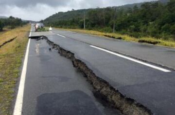 Un sismo de magnitud 7.6 en la escala de Richter se sintió a las 11:21 horas de este domingo. El epicentro fue a 67 kilómetros al noroeste de Melinka y también se percibió en las regiones del Biobío, La Araucanía, Los Ríos y Aysén. Varias carreteras quedaron dañadas.