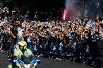 Cientos de seguidores se concentraron para recibir el autobús del Real Madrid antes del partido contra el Manchester City.