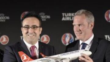 Guy-Laurent Epstein, con Ilker Ayci, en la presentaci&oacute;n del patrocinio de Turkish Airlines para la Eurocopa de Francia 2016.
