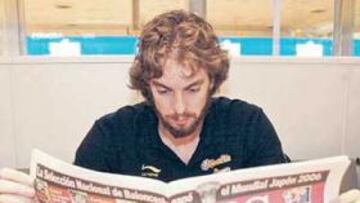 <b>AS INFORMÓ A PAU EN LONDRES</b> Pau, al igual que el resto de sus compañeros, recibió un ejemplar de AS en Londres, periódico con el que se entretuvo en el aeropuerto.