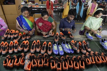 Así se fabrican los balones y las botas de fútbol en India