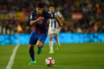 Barcelona's Uruguayan forward Luis Suarez runs with the ball during the Spanish league football match FC Barcelona vs Real Sociedad at the Camp Nou stadium in Barcelona on April 15, 2017.. / AFP PHOTO / LLUIS GENE