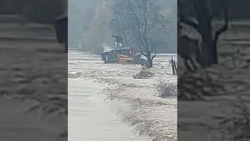 Impactante: camión se volcó por las inundaciones en Curicó