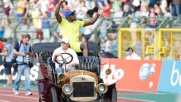 Usain Bolt saluda al p&uacute;blico en Bruselas, antes de competir en los 100 metros. 