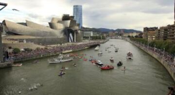 Vista panorámica de la ría de Bilbao mientras un clavadista salta en la ronda clasificatoria de las series mundiales de la Red Bull Cliff Diving, la competición de saltos acrobáticos más importante del mundo, que se celebrará mañana sábado, desde una plataforma de 27 metros de altura en el Puente de La Salve en la capital vizcaína. 