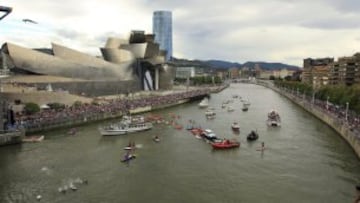 Vista panorámica de la ría de Bilbao mientras un clavadista salta en la ronda clasificatoria de las series mundiales de la Red Bull Cliff Diving, la competición de saltos acrobáticos más importante del mundo, que se celebrará mañana sábado, desde una plataforma de 27 metros de altura en el Puente de La Salve en la capital vizcaína. 