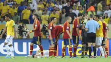 Casillas, con el &aacute;rbitro de la final de la Confederaciones.