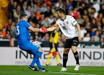 David Albelda ayuda a Andrés Palop a levantarse.