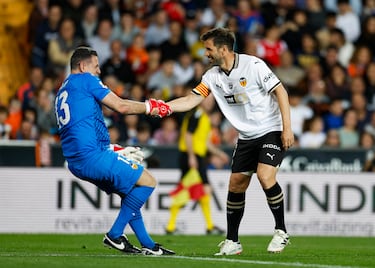 David Albelda ayuda a Andrés Palop a levantarse.