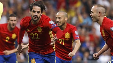 Isco junto a Iniesta con Silva de fondo.