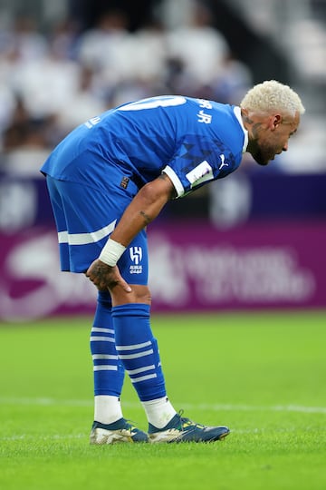 El brasileño, que siente molestias en la parte de atrás de su rodilla derecha, pide el cambio y sale del campo por su propio pie. Su equipo, el Al Hilal, gana 3-0 al Esteghlal iraní en la cuarta jornada del Champions AFC.