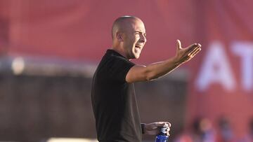 Sánchez Vera da instrucciones durante el partido del Atlético contra el Spartak Subotica.