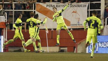 Los jugadores del Elche celebran un gol durante el partido entre el Rayo y el Elche.