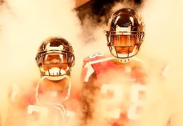 Robert McClain y Thomas DeCoud de los Halcones de Atlanta entran en el campo durante la presentación del jugador antes de enfrentarse a los Bengalíes de Cincinnati en el Domo de Georgia el 8 de agosto de 2013 en Atlanta, Georgia.