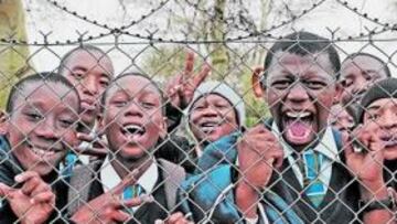 <b>RUSTEMBURGO YA VIBRA CON LA SELECCIÓN</b> Durante la primera jornada de entrenamientos de la Selección en Rustemburgo se pudo vivir un gran ambiente en el campo de entrenamiento. Muchísimos escolares se dejaron ver en las gradas dando un enorme colorido y no dejaron de cantar y animar en ningún momento con cánticos típicos africanos, lo que hizo por fin dar la sensación a los jugadores de estar en plena África.