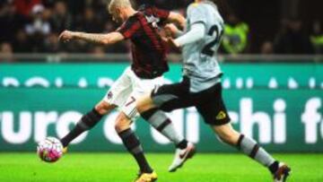 El jugador de Milán Jeremy Menez (i) disputa el balón ante el Alessandria.