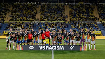 GRAFCAN5445. LAS PALMAS DE GRAN CANARIA, 14/03/2025.- Los jugadores de la UD Las Palmas y del Deportivo Alavés posaron junto a una pancarta contra el racismo durante el partido correspondiente a la jornada 28 de LaLiga EA Sports disputado este viernes en el estadio de Gran Canaria, en Las Palmas de Gran Canaria. EFE/ Elvira Urquijo A.