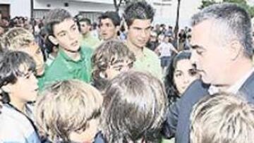 <b>RODEADO. </b>Antonio Barrientos, con los niños participantes.