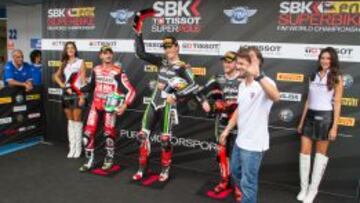 Checa, único campeón español de SBK, entregó los relojes con los que se premia a los tres primeros de la parrilla.