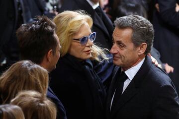 El expresidente francés Nicolas Sarkozy mostrando sus condolencias a la primera mujer de Johnny Hallyday, Sylvie Vartan.