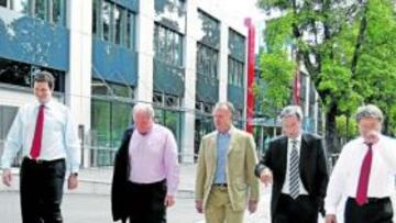 <b>DIRECTIVA. </b>Hoeness (segundo por la izquierda), saliendo del estadio.