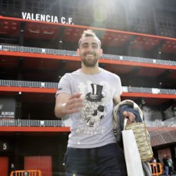 Paco Alcácer, ayer, en los alrededores de Mestalla, justo después del entrenamiento del Valencia.