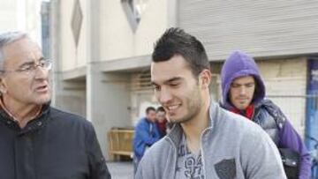 <b>DESGRACIA. </b>Obradovic, junto al doctor Villanueva, pasará por el quirófano la próxima semana.