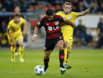 Los rostros de Javier Chicharito Hernández tras marcar su primer gol con el Bayer Leverkusen en Champions