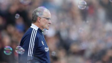 LONDON, ENGLAND - JANUARY 09: Marcelo Bielsa, Manager of Leeds United looks on prior to the Emirates FA Cup Third Round match between West Ham United and Leeds United at London Stadium on January 09, 2022 in London, England. (Photo by Alex Pantling/Getty Images)