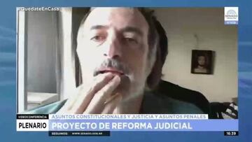 ¡Senador argentino usó una foto de sí mismo para ausentarse de la sesión!