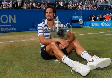 Feliciano López con el Trofeo de campeón. 