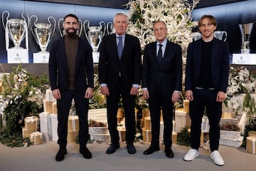 Florentino Prez posa con Carlo Ancelotti, Luka Modric y Dani Carvajal. 