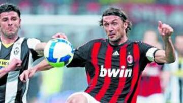 <b>'IL CAPITANO'. </b>Maldini despeja un balón en un Juve-Milán.