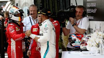 Vettel saluda a Hamilton tras la carrera.