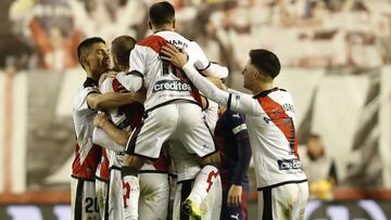 Jugadores del Rayo Vallecano celebran un gol.
