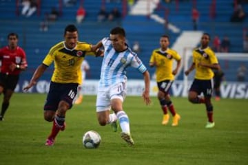 El colombiano Brayan Rovira (izquierda) ante el argentino Ángel Correa.