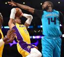 Randle y Russell no salvan a los Lakers ante Kemba Walker