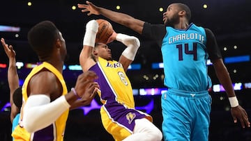 Randle y Russell no salvan a los Lakers ante Kemba Walker