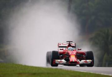 Fernando Alonso en acción durante la sesión de clasificación del GP de Malaisia de Fórmula Uno en el Circuito Internacional de Sepang.