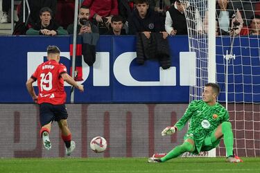 2-0. Balón al espacio para Bryan Zaragoza y en el mano a mano con Iñaki Peña, dribla al portero azulgrana pisando el balón para anotar el segundo gol rojillo.