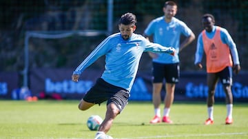 Nolito dispara a porter&iacute;a durante el entrenamiento de ayer ante la mirada de Smolov y Sisto.