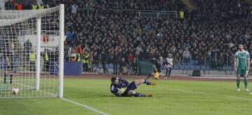 El lateral derecho del Valencia, Antonio Barragán marca el primer gol para el Valencia contra el Ludogorets Razgrad durante el partido de ida de los octavos de final de la Liga Europa en el estadio nacional Vasil Levski, en Sofía, Bulgaria